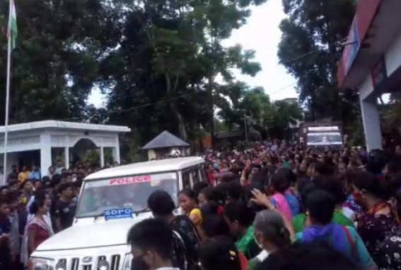 Aggressive Mob gheraoed Mungiakami Police Station seeking Under-Trial, Murder Accused Persons' Release in Mob-Lynching Case Aggressive Mob gheraoed Mungiakami Police Station seeking Under-Trial, Murder Accused Persons' Release in Mob-Lynching Case